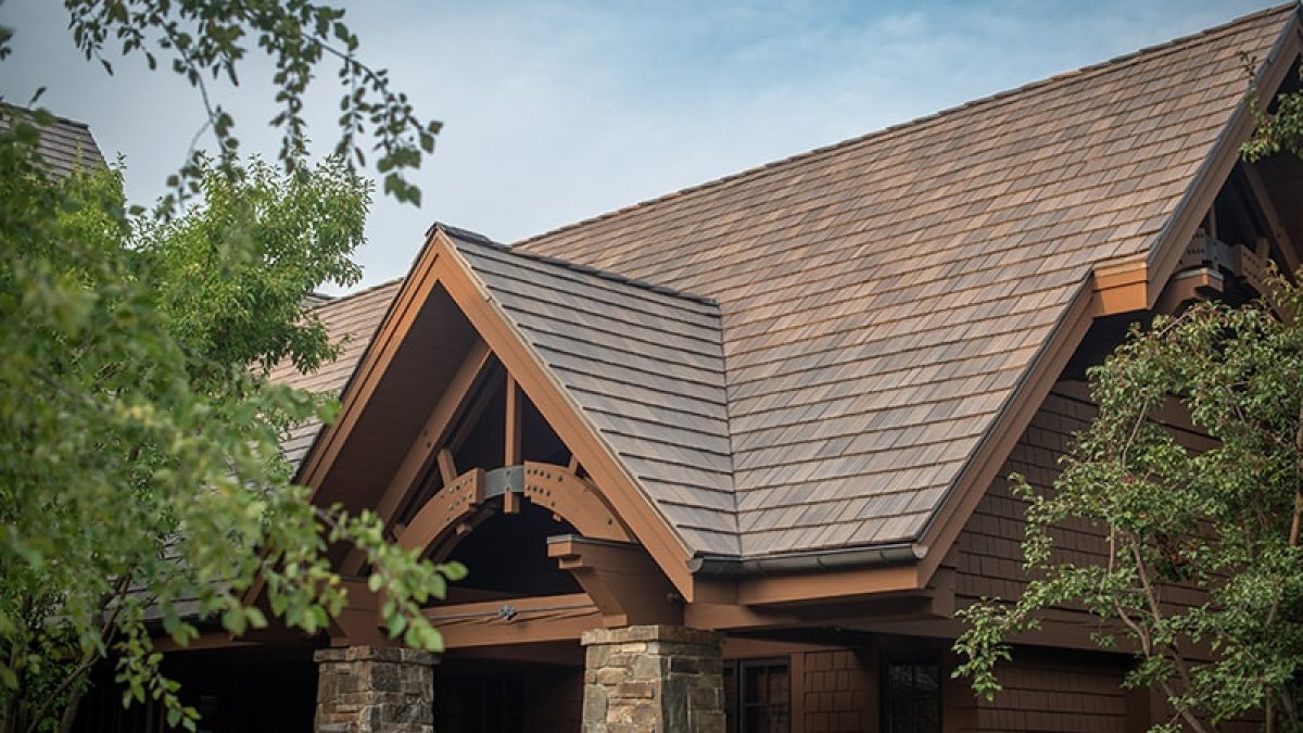 Multi-Width Shake roof in Aged Cedar on a midwestern home